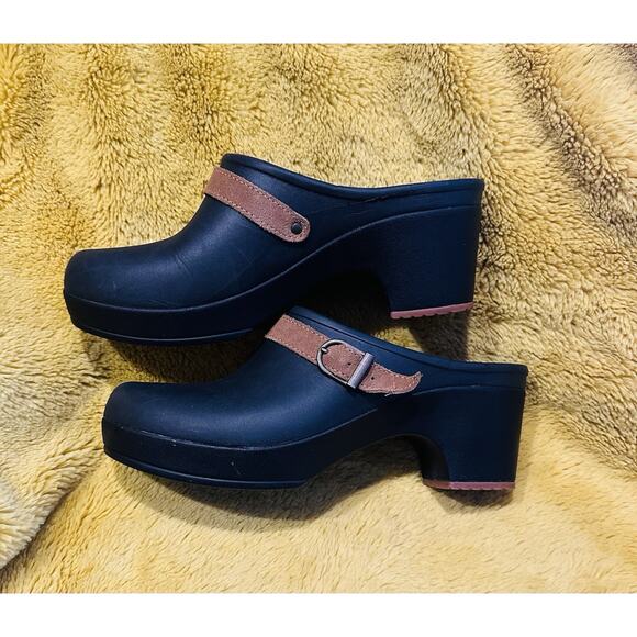 Crocs Woman’s Sz 7W Brown Sarah Clog Heel Dual Mules Suede Leather Strap casual - Picture 2 of 9
